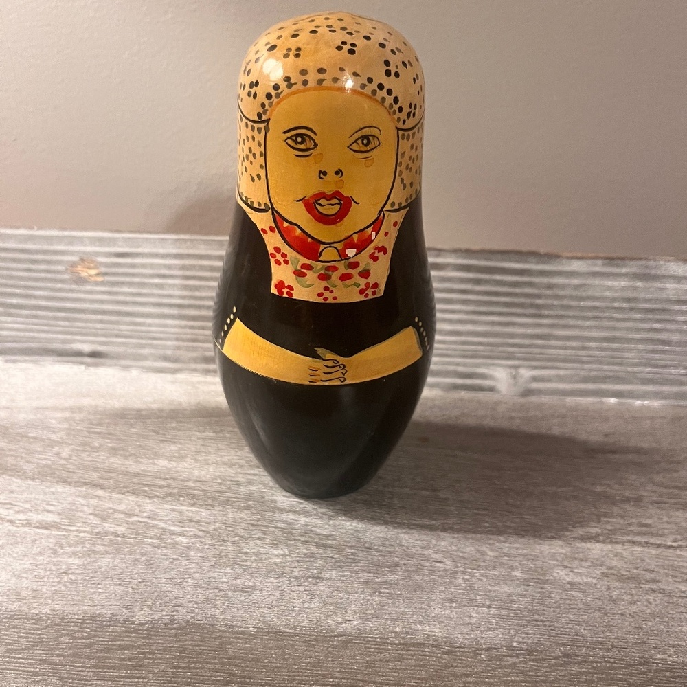 Vintage Matryoshka Nesting Dolls-Handpainted 5 pieces.